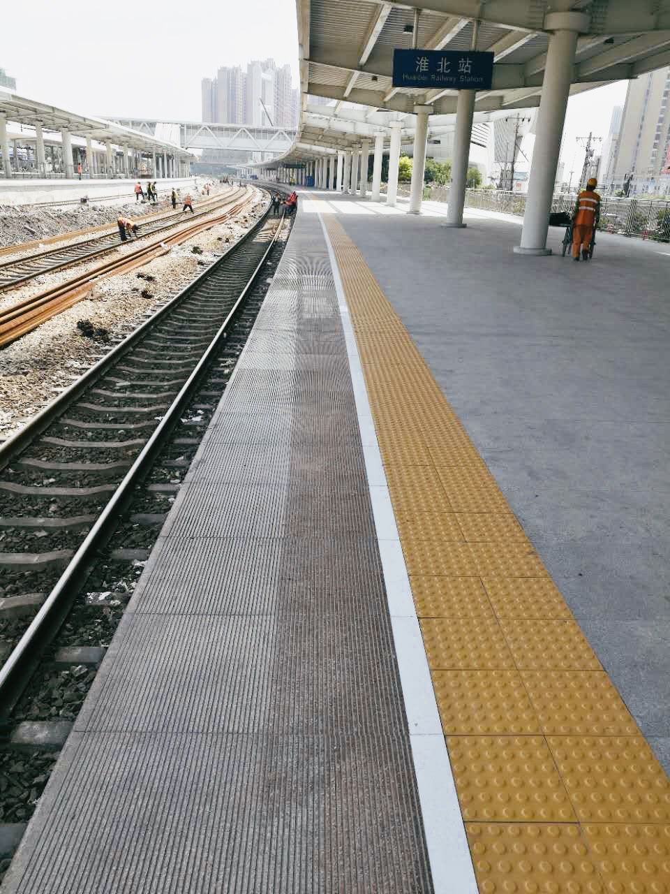 盲道磚鋪裝現(xiàn)場(chǎng)圖 盲道磚鋪裝現(xiàn)場(chǎng)圖